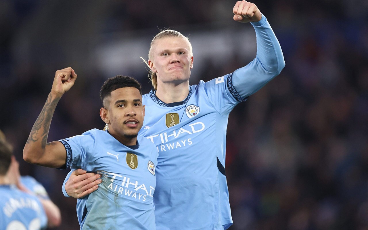Savinho e Haaland celebram gol pelo Manchester City (Foto: Oli Scarff/AFP)