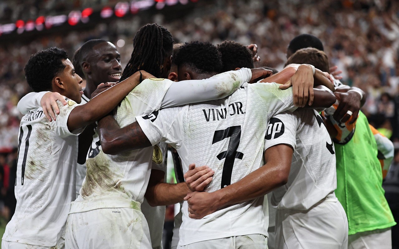 Time do Real Madrid comemora triunfo na Supercopa da Espanha (Foto: Fadel Senna/AFP)