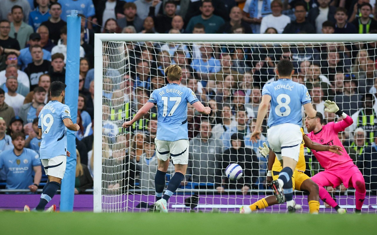 De Bruyne marcou o gol da vitória na partida contra o Wolverhamtpon (Foto: Darren Staples/AFP)