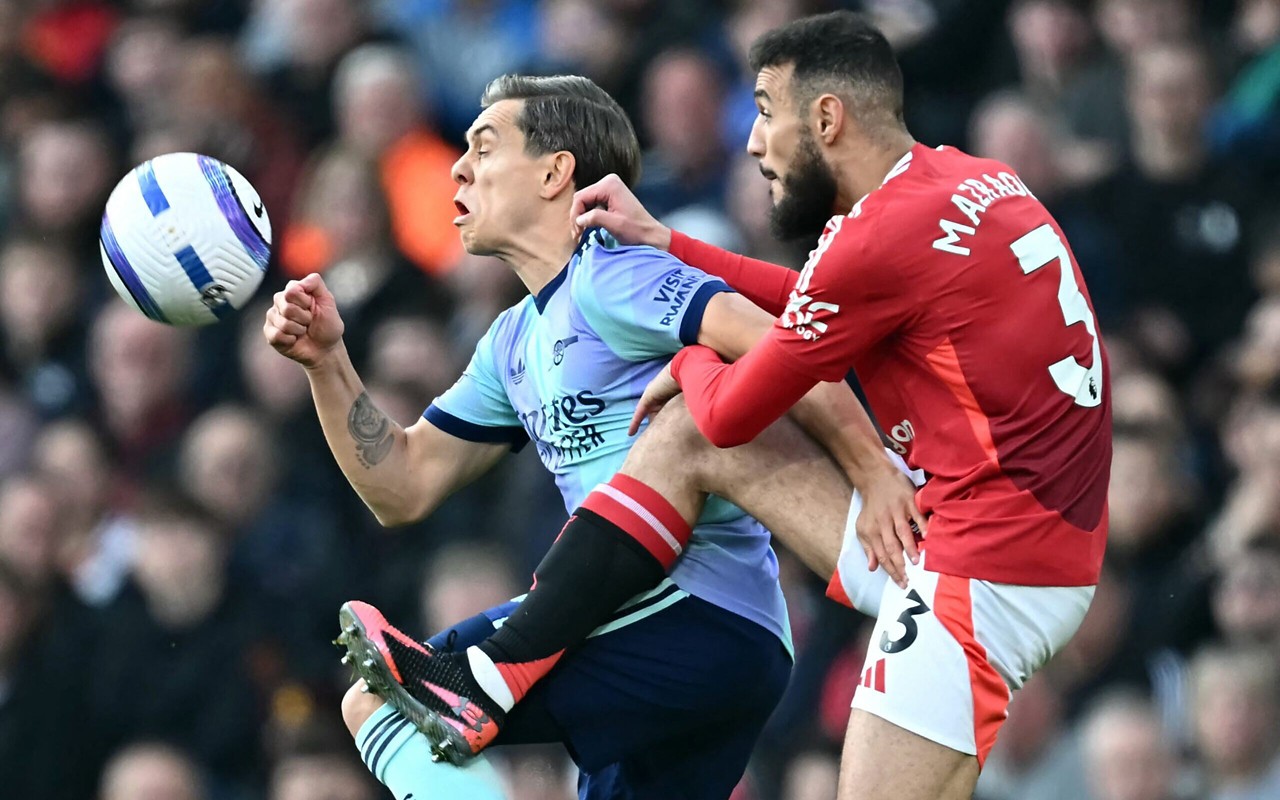 Manchester United e Arsenal em ação pela 28ª rodada da Premier League (Foto: Paul Ellis/AFP)