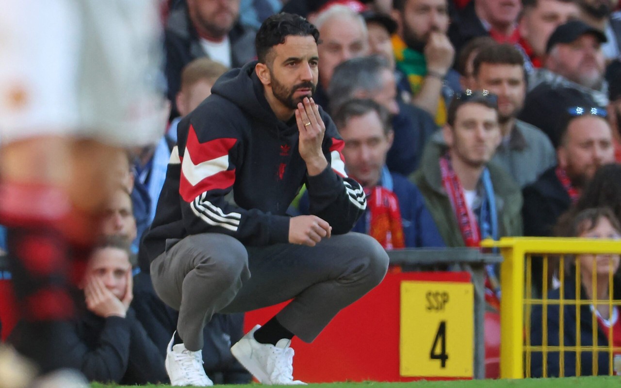Ruben Amorim observa jogo entre Manchester United e Manchester City, no Old Trafford (Foto: Darren Staples/AFP)