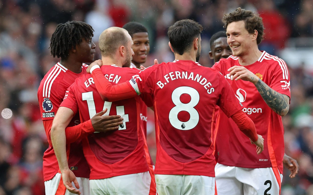 Manchester United comemorando o gol de Eriksen, na última partida da Premier League (Foto: Darren Staples/AFP)