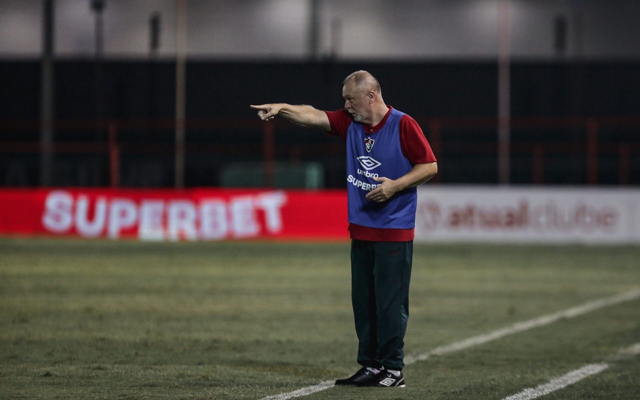 Mano Menezes orienta Fluminense durante jogo contra a Portuguesa, pelo Campeonato Carioca (Foto: Lucas Merçon/Fluminense FC)