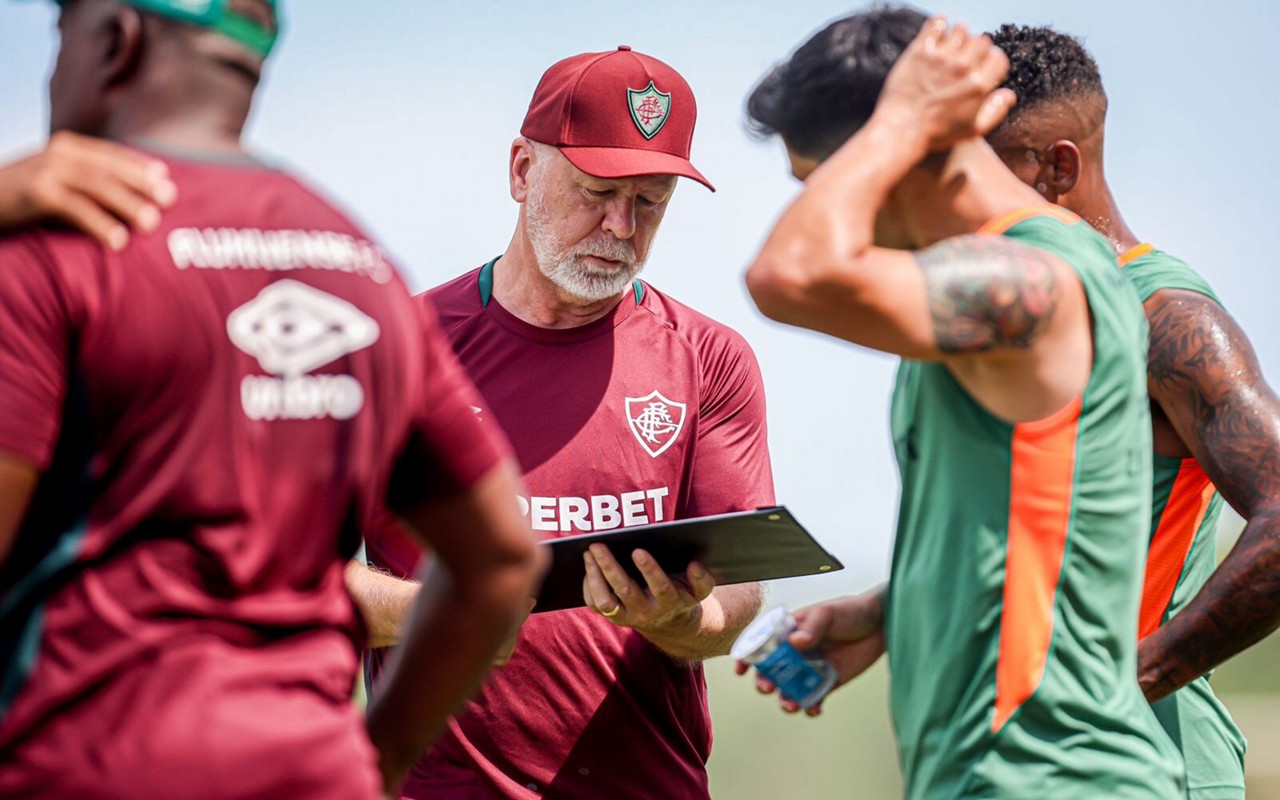 O técnico Mano Menezes em conversa com jogadores do Fluminense