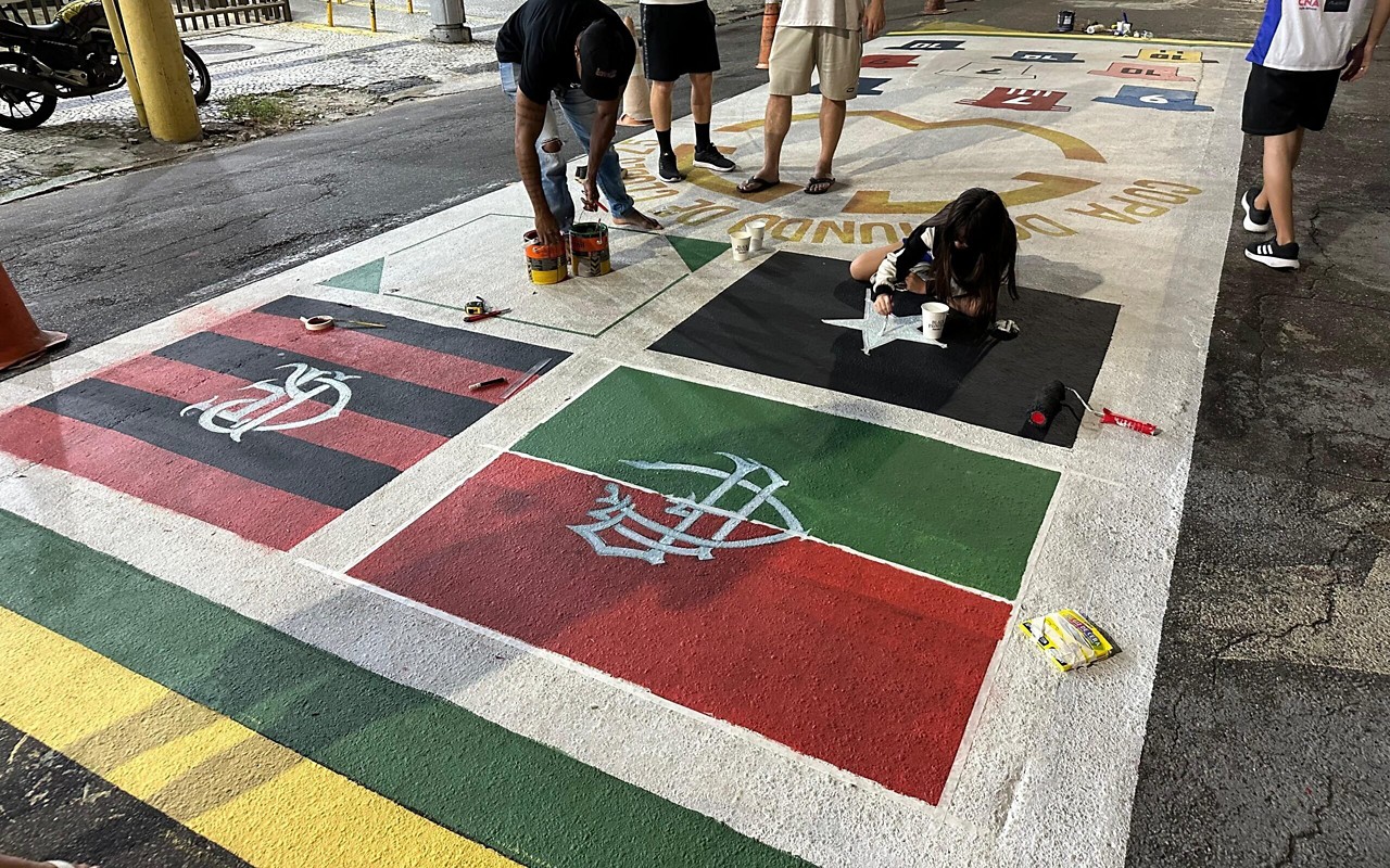 Rua na Zona Norte do Rio de Janeiro mantém tradição de decorar asfalto em Mundais