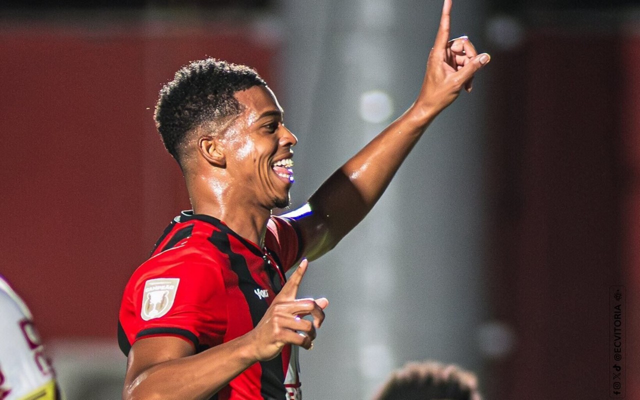 Carlinhos comemorando gol pelo Vitória (Foto: Divulgação/Vitória)