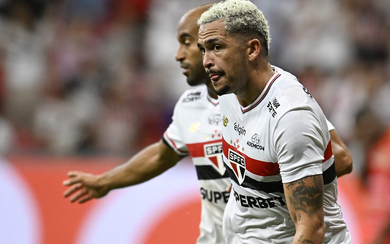 Luciano e Lucas em ação contra o Velo Clube (Foto: Mateus Bonomi/AGIF)