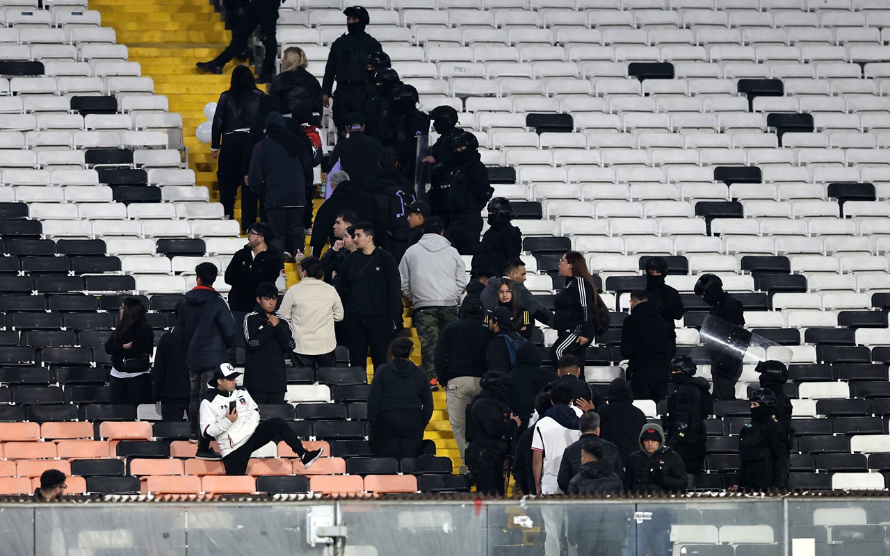 Partida entre Colo-Colo e Fortaleza foi interrompida após invasão de torcedores (Foto: Javier Torres/AFP)