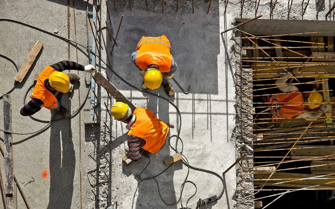 Operários da construção civil trabalham em prédio