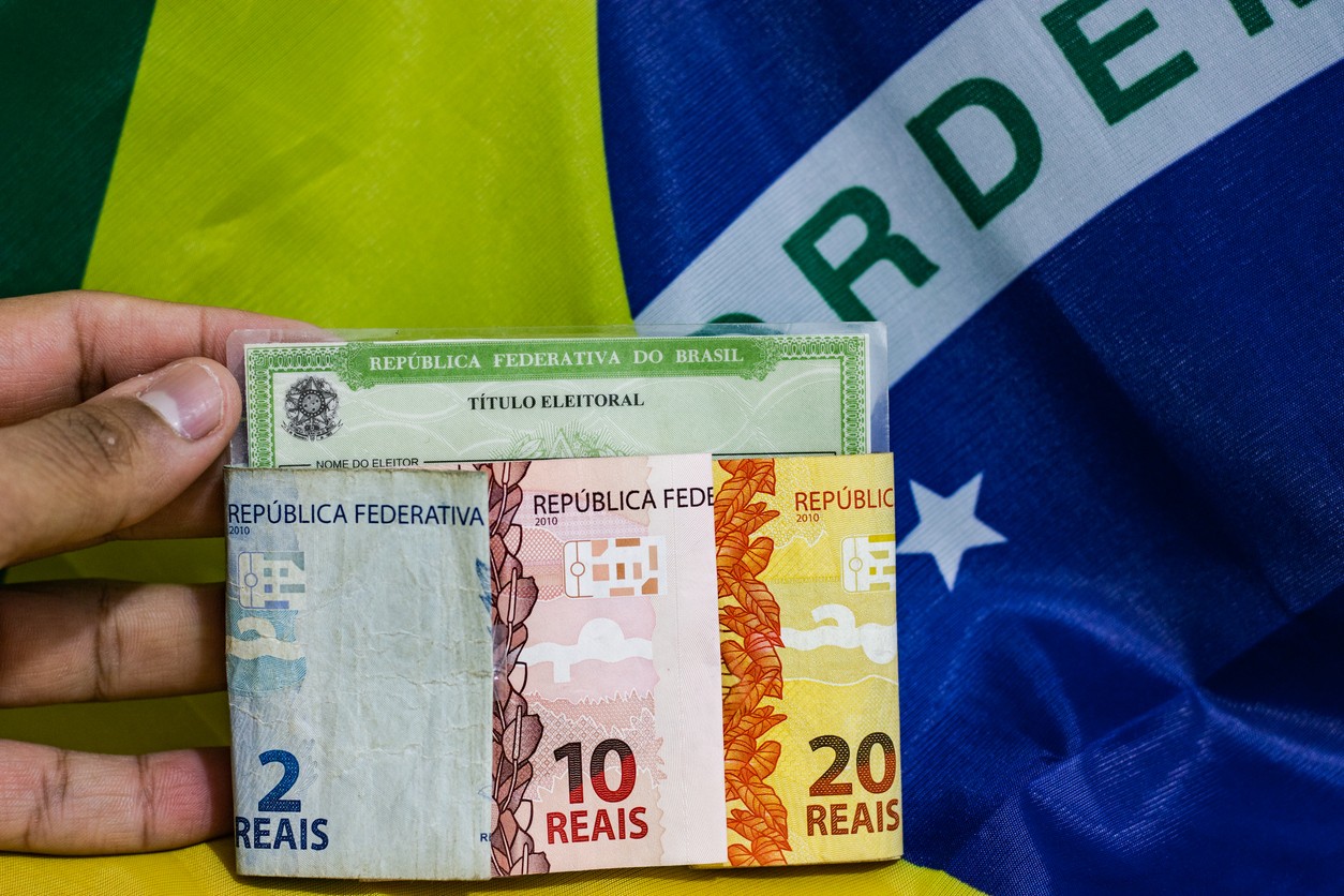 Um dos principais vetores da crise da democracia contemporânea é a corrupção entranhada nas instituições. (foto Tharlys Fabricio iStock)