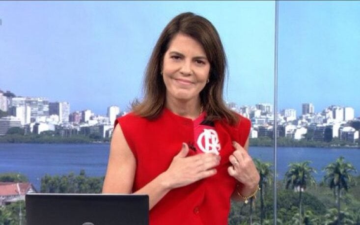 Mariana Gross mostra camisa do Flamengo durante jornal da Globo (Foto: Reprodução)