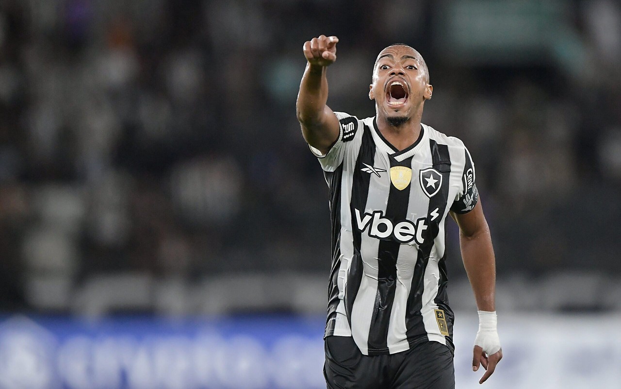 Marlon Freitas em ação pelo Botafogo contra a Universidad de Chile pela Libertadores (Foto: Thiago Ribeiro/AGIF)