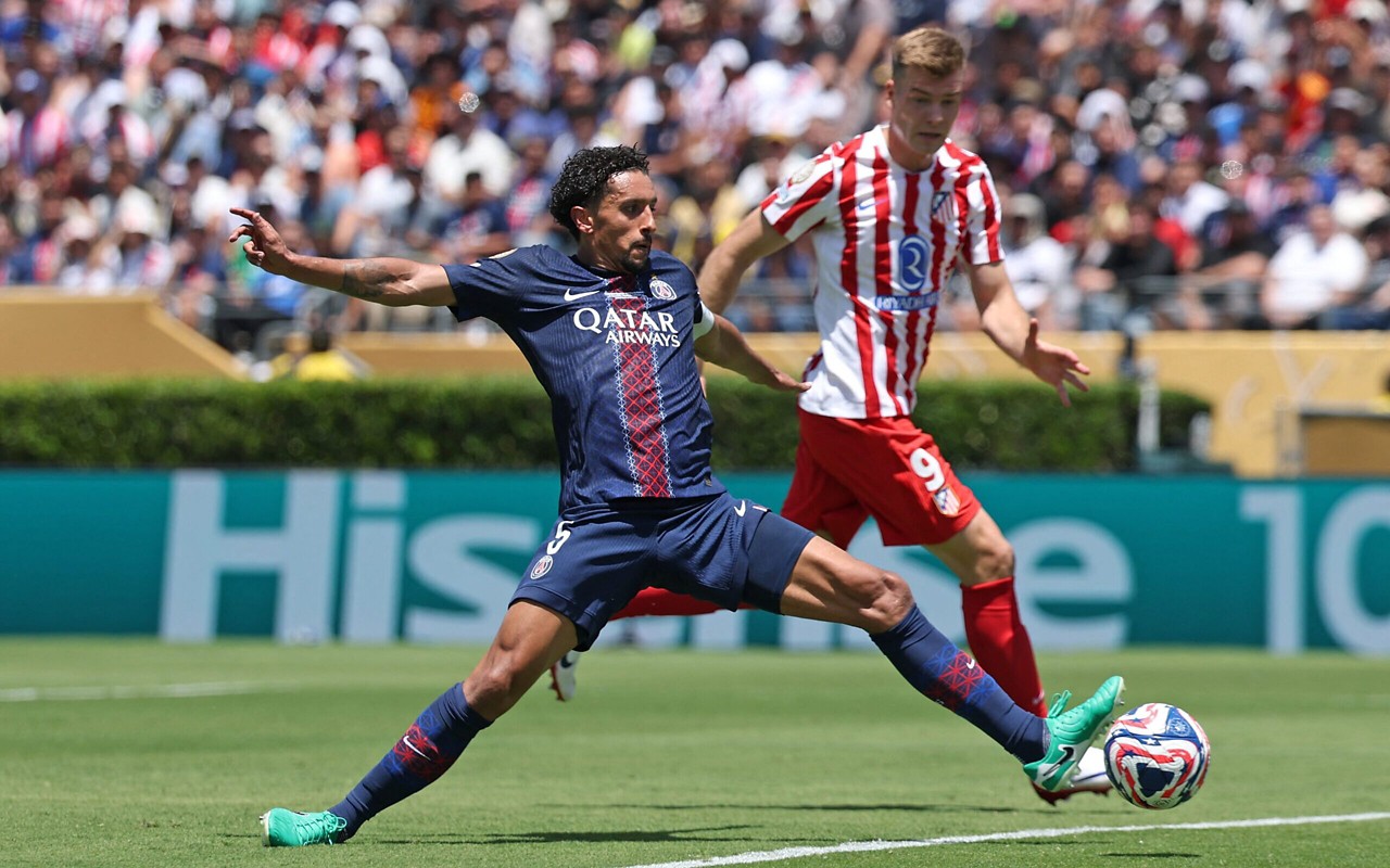 Marquinhos desarma Alexander Soerloth, atacante do Atlético, durante 4 a 0 do PSG, na Califórnia (Harry How/Getty Images via AFP)