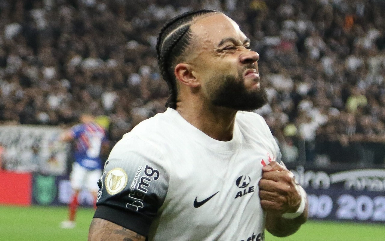 Memphis Depay comemorando gol pelo Corinthians contra o Fortaleza (Foto: Joisel Amaral/AGIF)