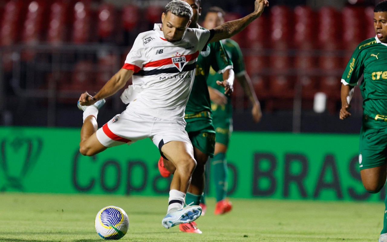 Matheus Alves tem plano de renovação no São Paulo (Foto: Rubens Chiri e Miguel Schincariol/Saopaulofc.net)