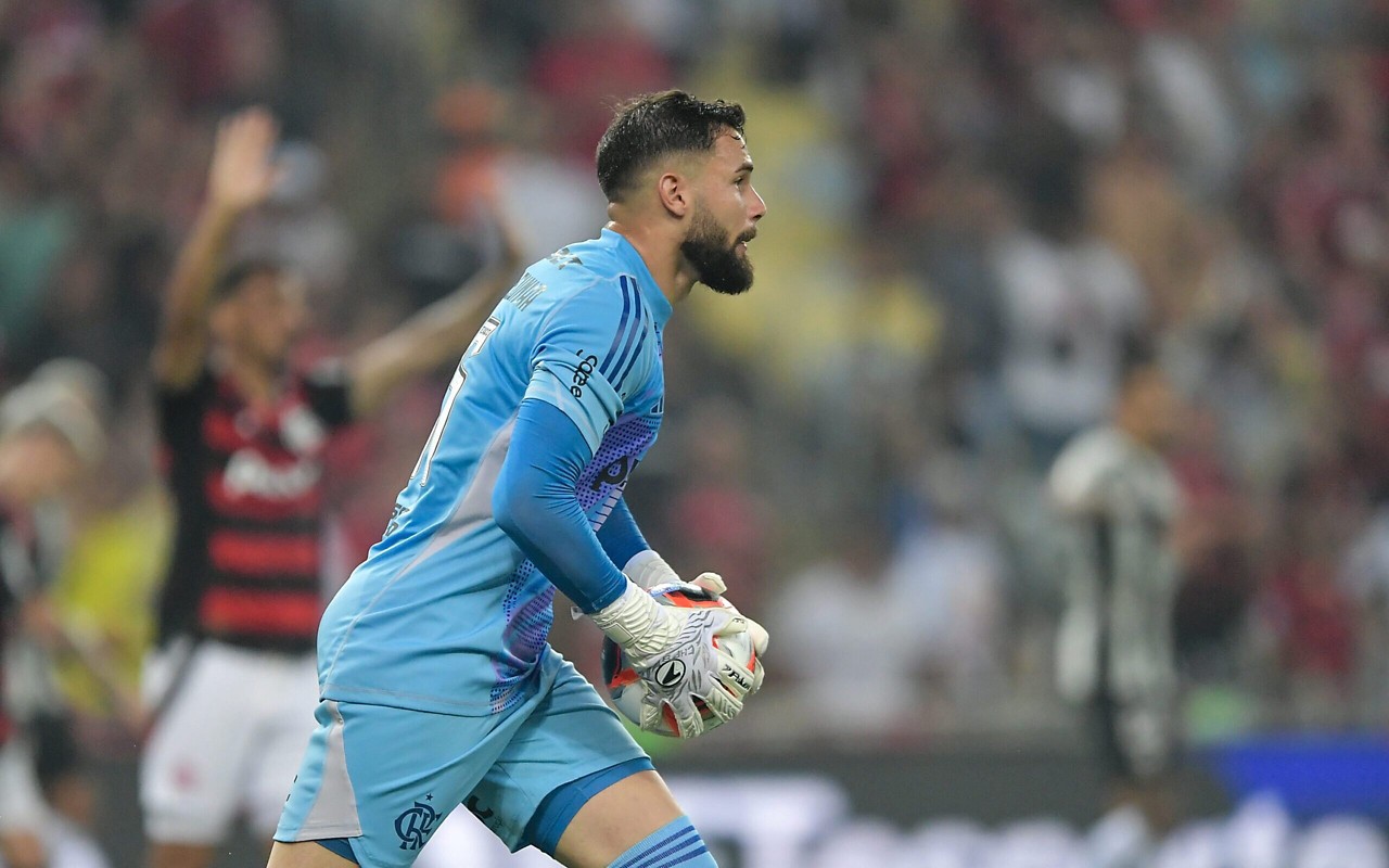 Matheus Cunha em ação pelo Flamengo na vitória sobre o Botafogo, pelo Campeonato Carioca (Foto: Thiago Ribeiro/AGIF)