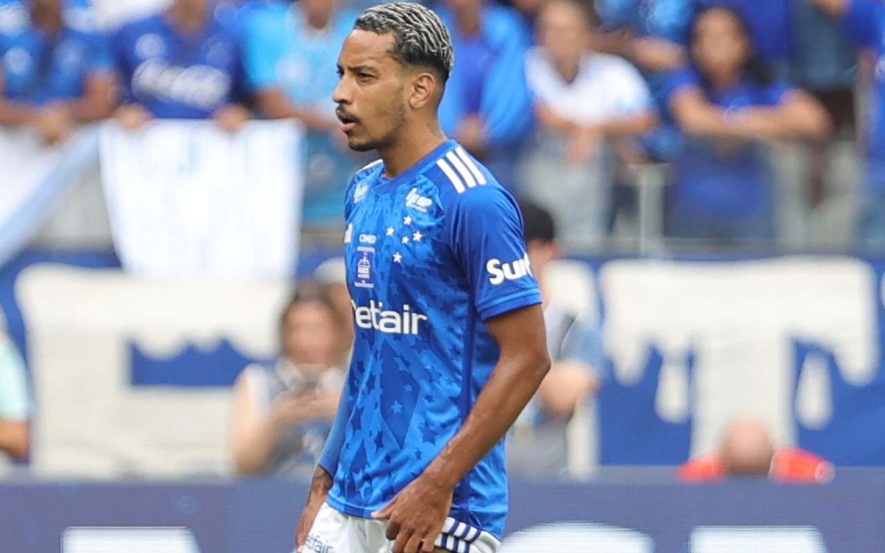 Matheus Pereira foi vaiado por parte da torcida do Cruzeiro ao ser substituído no clássico (Foto: Gilson Lobo/AGIF)