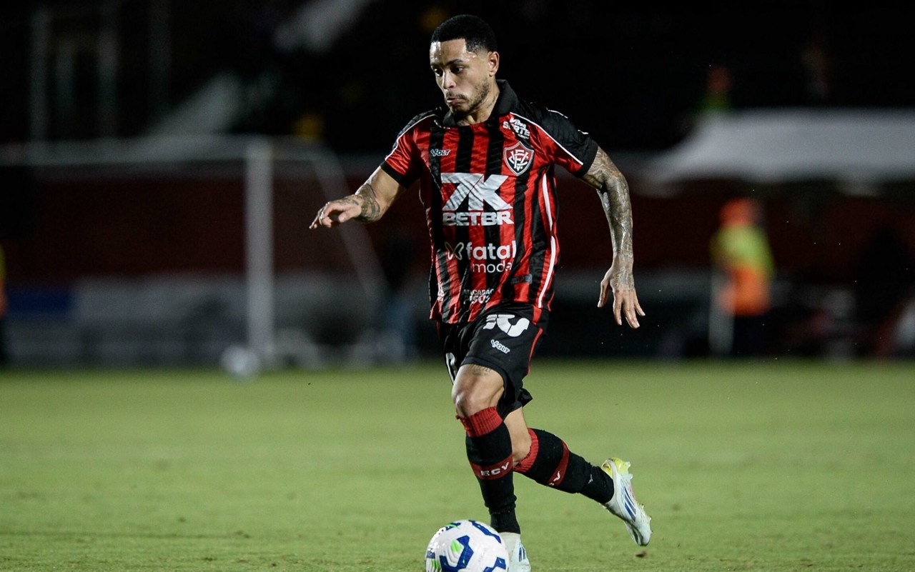 Matheuzinho em ação pelo Vitória (Foto: Jhony Pinho/AGIF)