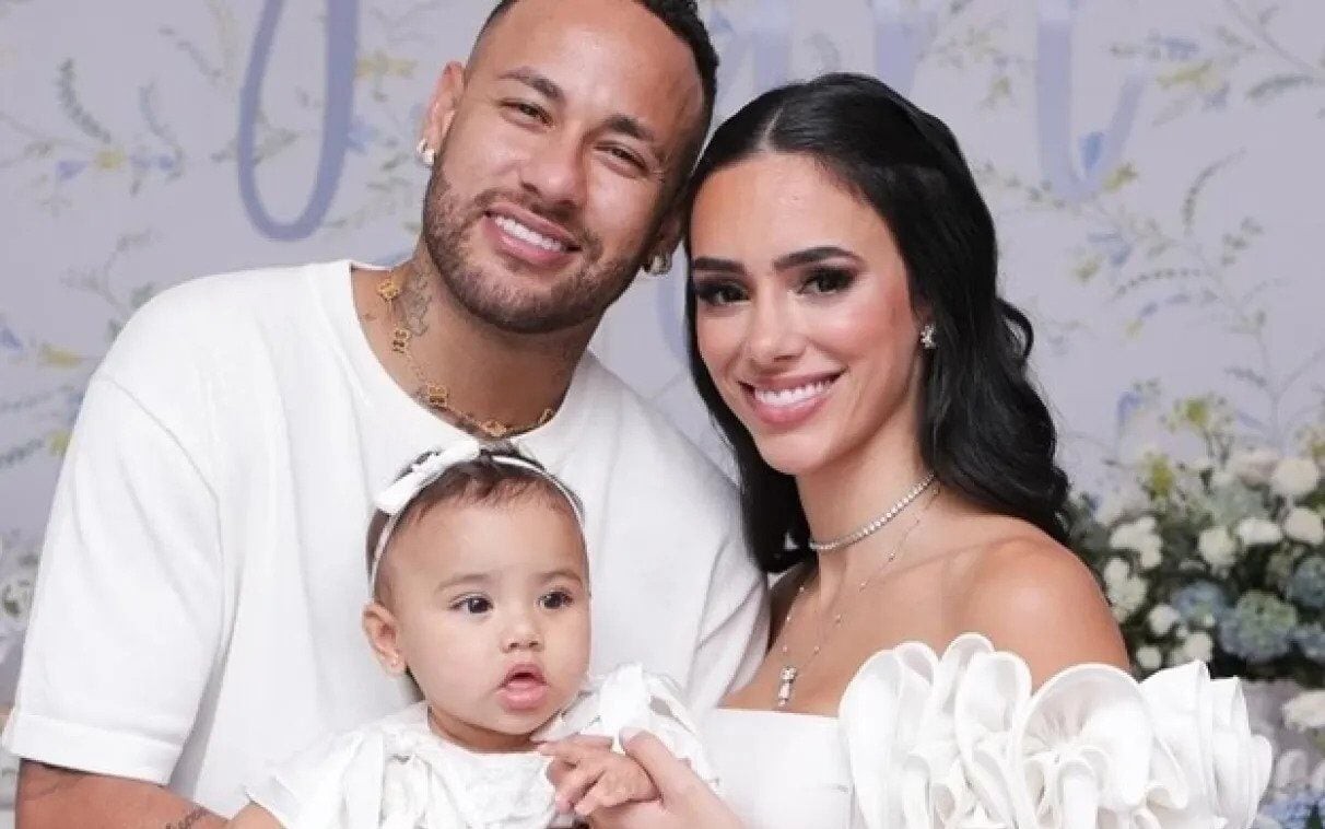 Neymar e Bruna Biancardi tiram foto com a filha Mavie (Foto: Reprodução)