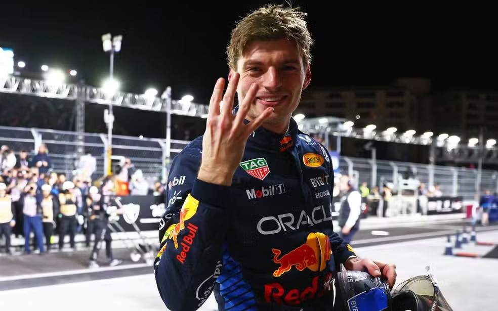 Max Verstappen celebra mais uma vitória na Fórmula 1, consolidando sua era de dominação. (Mark Thompson/AFP)