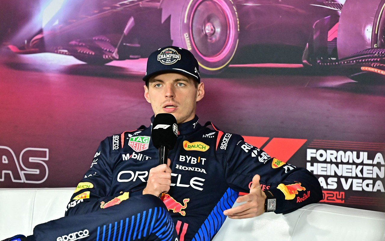 Verstappen tem contrato com a equipe taurina até o fim de 2028 (Foto: Frederic J. Brown / AFP)
