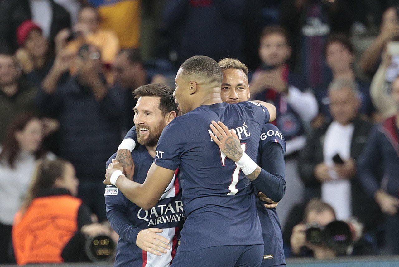 Trio de ataque do Paris Saint-Germain comemorando um gol (Foto: GEOFFROY VAN DER HASSELT / AFP)