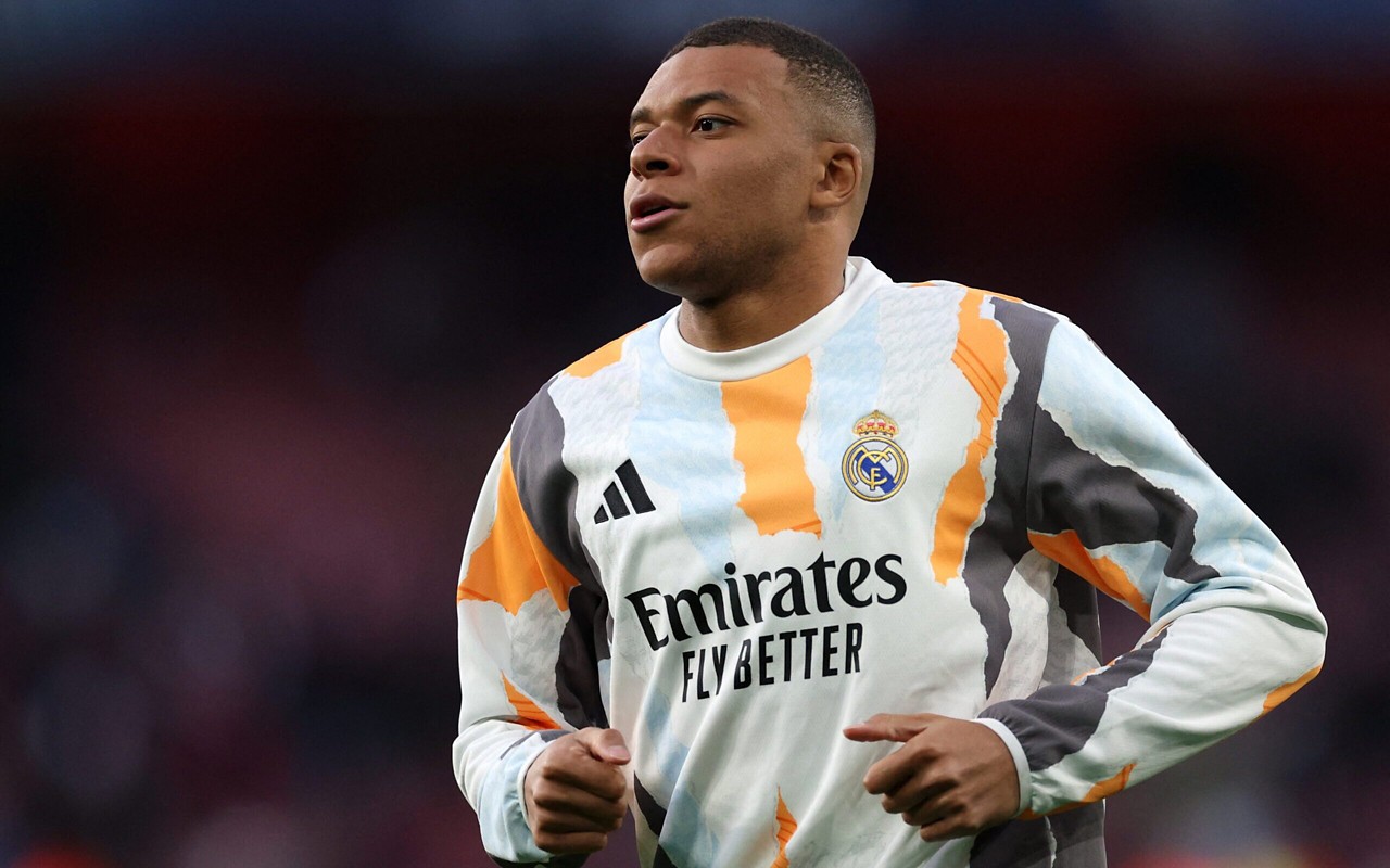 Mbappé se aquece antes de Arsenal x Real Madrid. (Foto: Adrian Dennis / AFP)