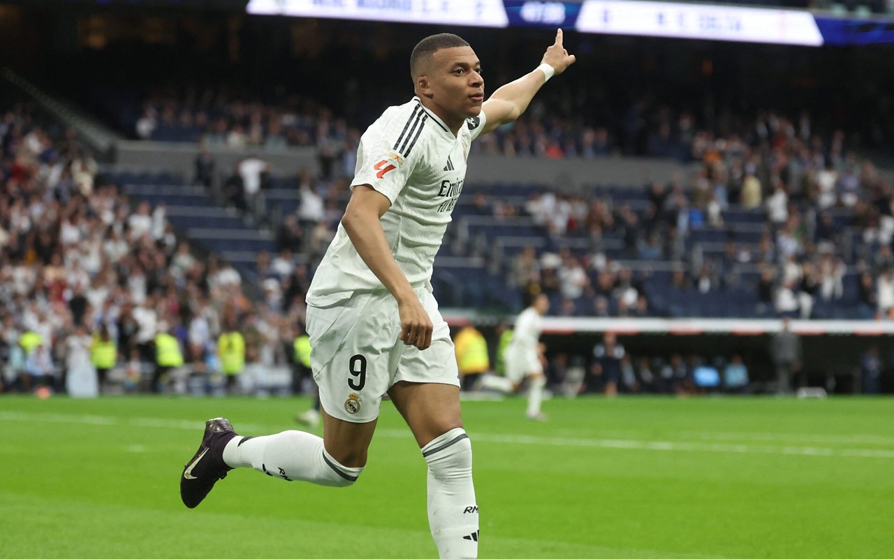 Kylian Mbappé comemora gol do Real Madrid sobre o Celta de Vigo (Foto: Pierre-Philippe Marcou/AFP)