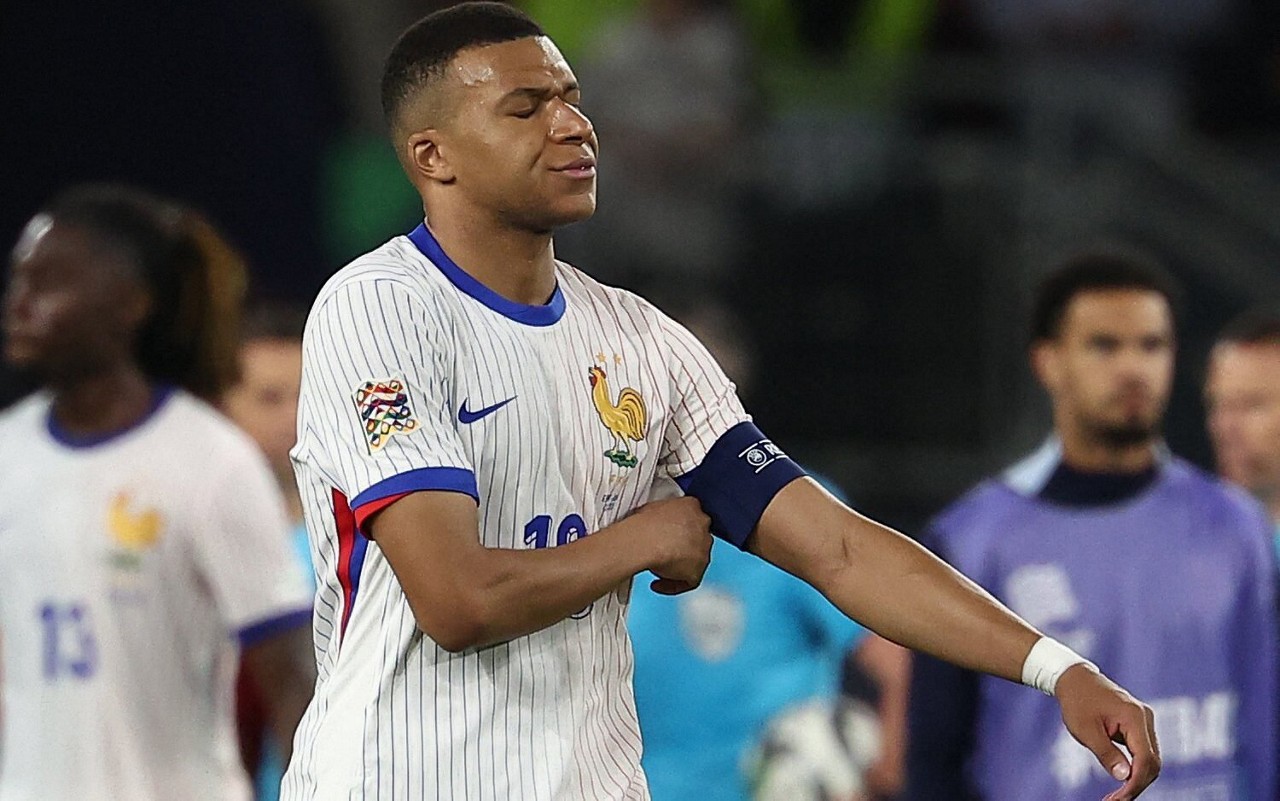 Mbappé reage à derrota da França para a Espanha, na semifinal da Nations League (Foto: Franck Fife/AFP)