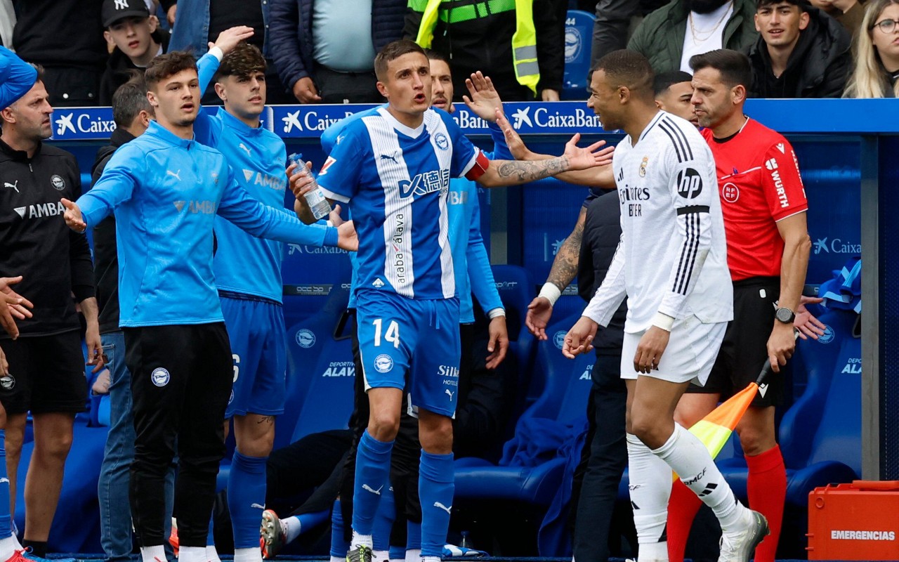 Jogadores do Alavés reclamam de entrada que rendeu expulsão de Mbappé, do Real Madrid (Foto: Ander GILLENEA / AFP)