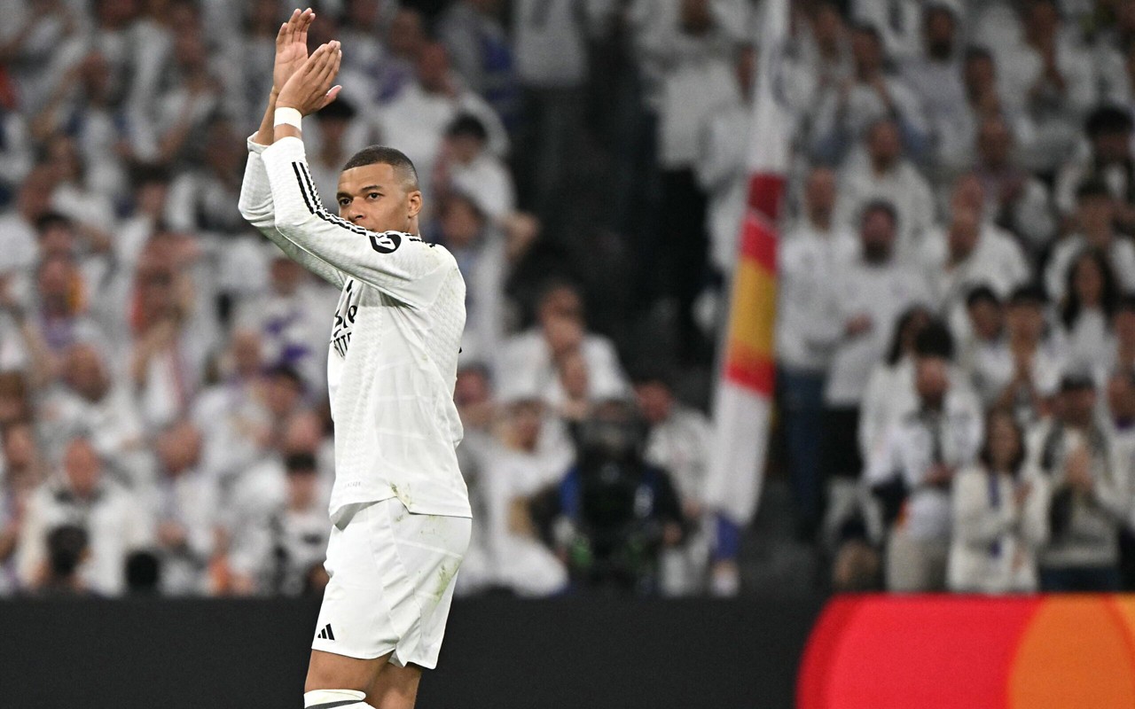 Kylian Mbappé é aplaudido durante substituição em Real Madrid x Manchester City (Foto: JAVIER SORIANO / AFP)