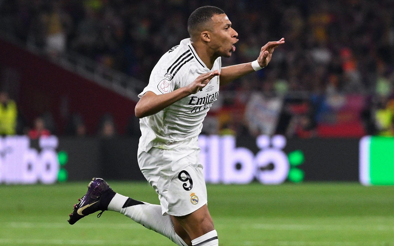 Mbappé marcou o primeiro gol de falta de sua carreira (Foto: Josep Lago/ AFP)