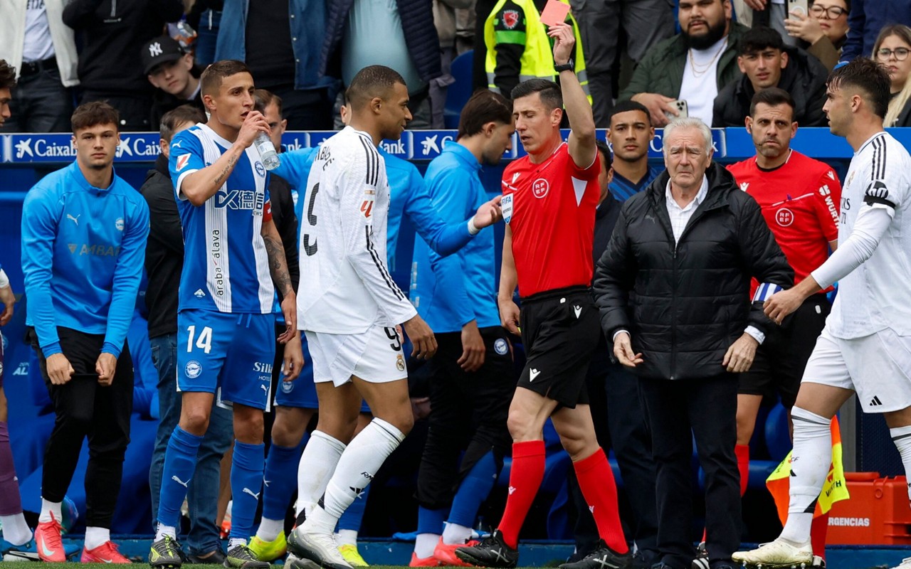 Mbappé é expulso no jogo entre Alavés e Real Madrid, pela La Liga (Foto: Ander Gillenea/AFP)
