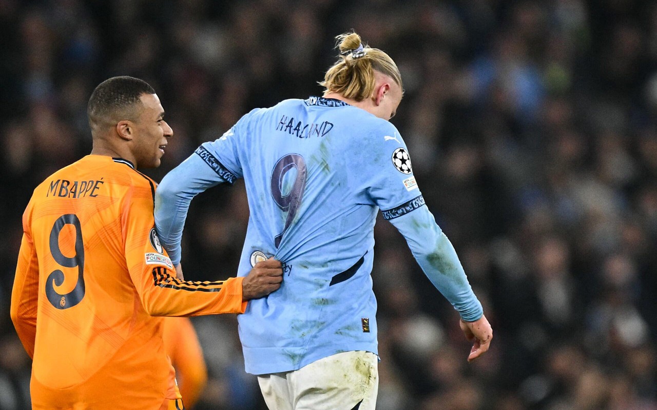 Mbappé e Haaland em campo durante confronto entre Manchester City e Real Madrid (Foto: Oli SCARFF / AFP)