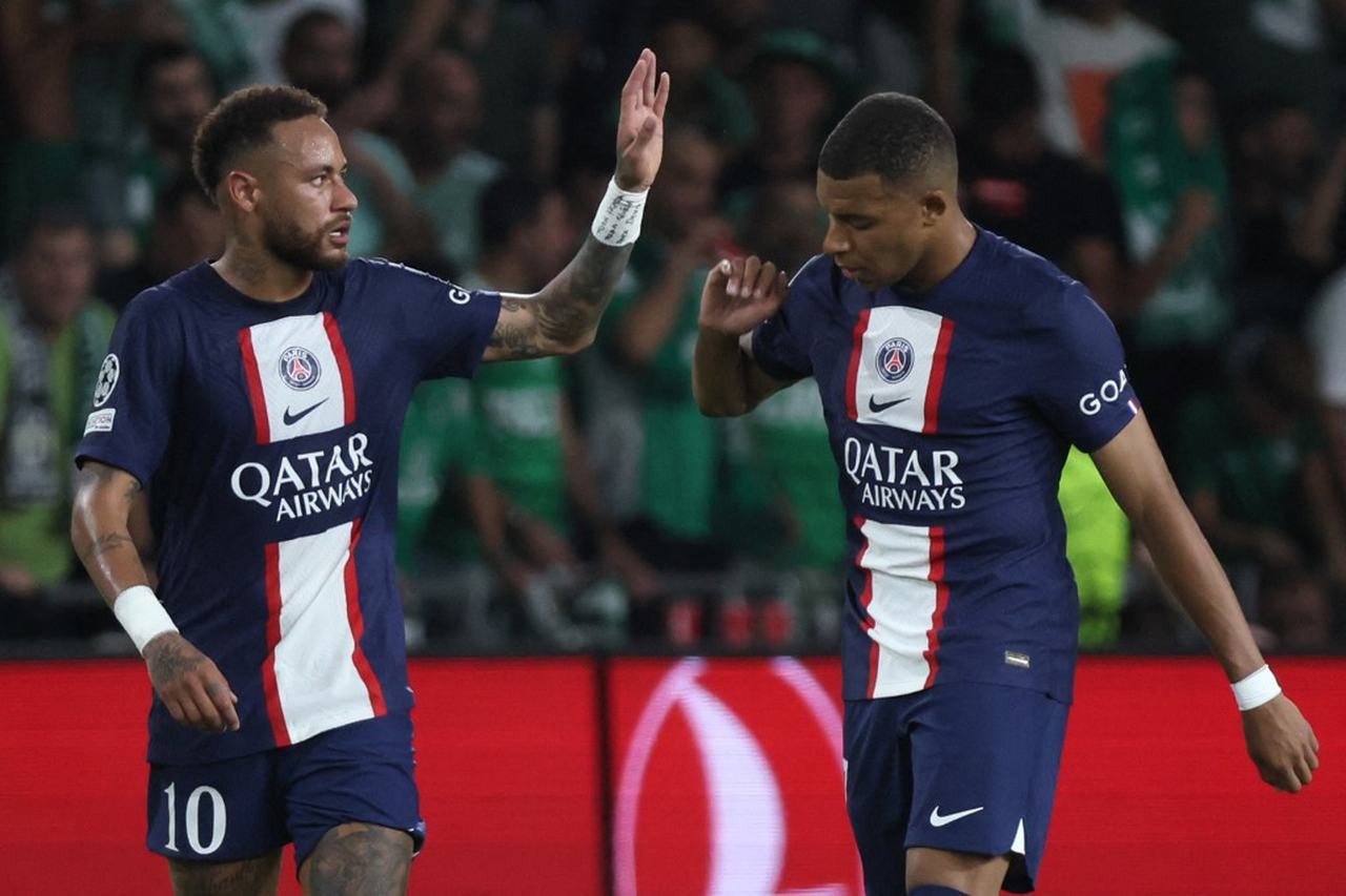 Neymar e Mbappé comemora gol marcado pelo PSG (Foto: JACK GUEZ / AFP)