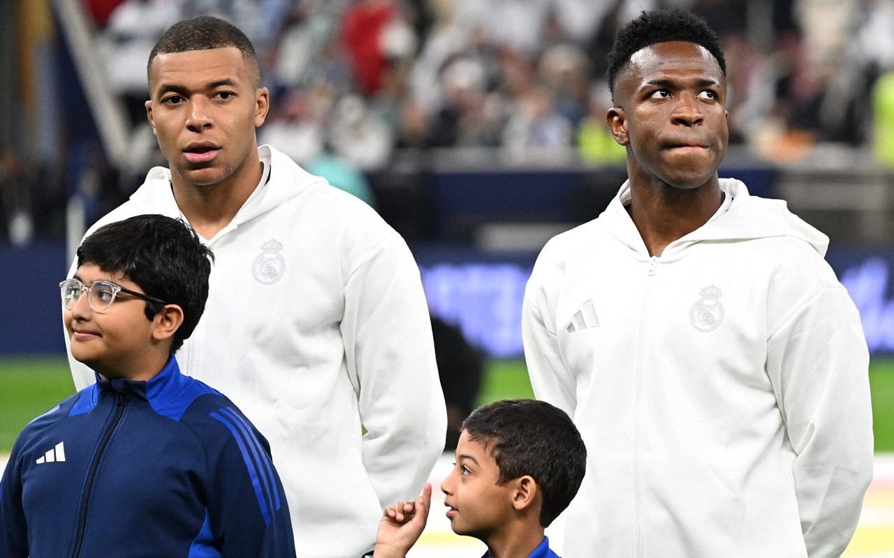 Mbappé e Vini Jr antes de Real Madrid e Pachuca, pela Copa Intercontinental (Foto: Mahmud HAMS / AFP)