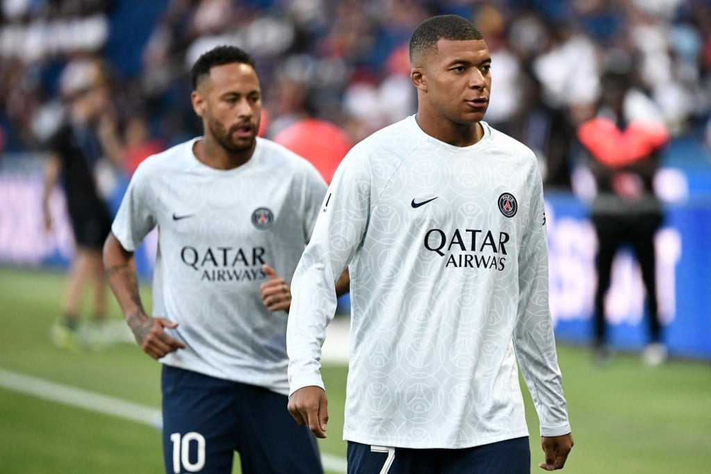 Neymar e Mbappé em aquecimento antes de jogo do Paris Saint-Germain (Foto: STEPHANE DE SAKUTIN / AFP)