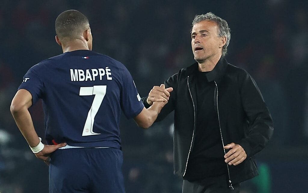 Mbappé cumprimenta Luis Enrique em jogo do PSG na última temporada (Foto: Franck Fife/AFP)