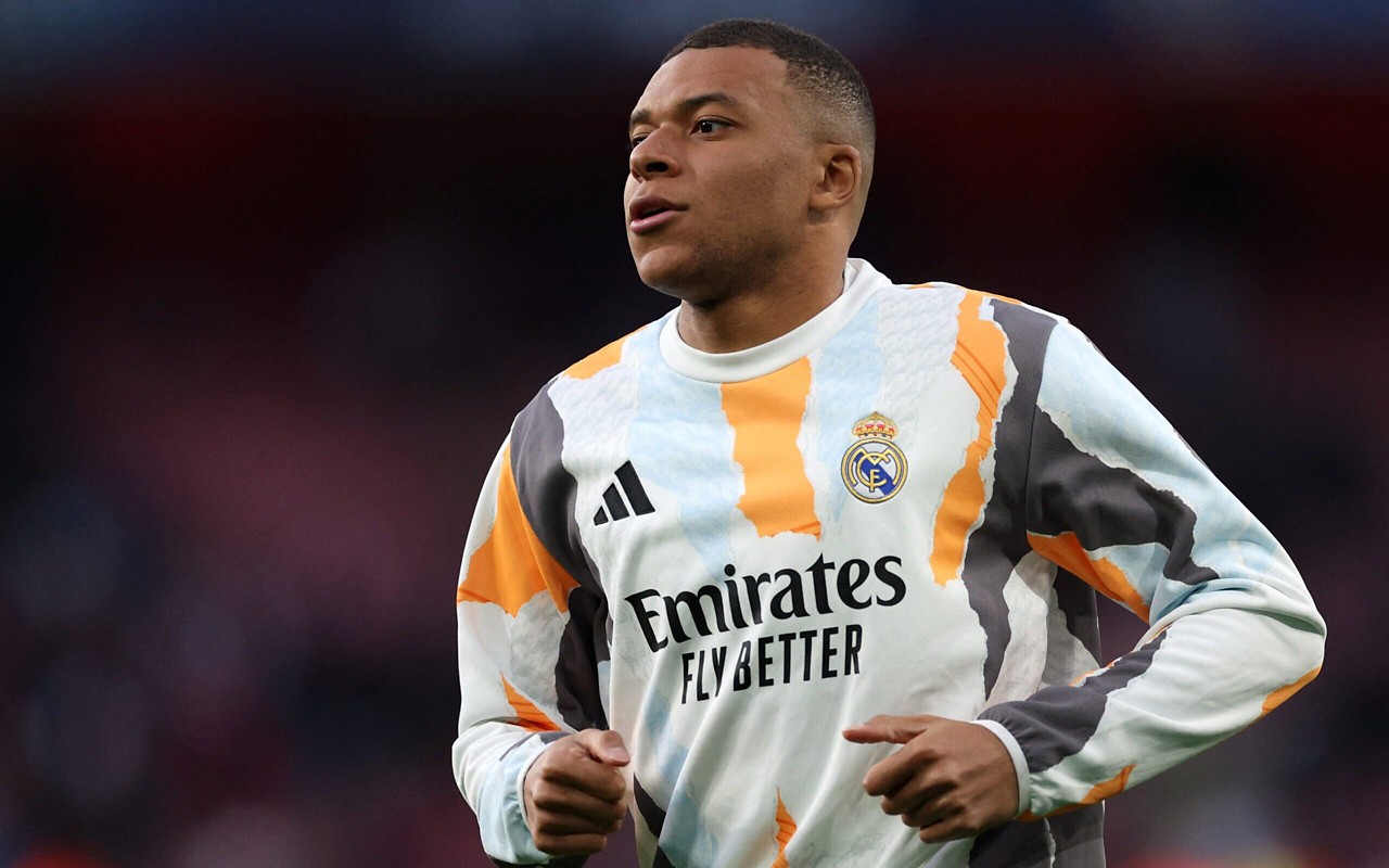 Mbappé se aquece antes de Arsenal x Real Madrid. (Foto: Adrian Dennis / AFP)