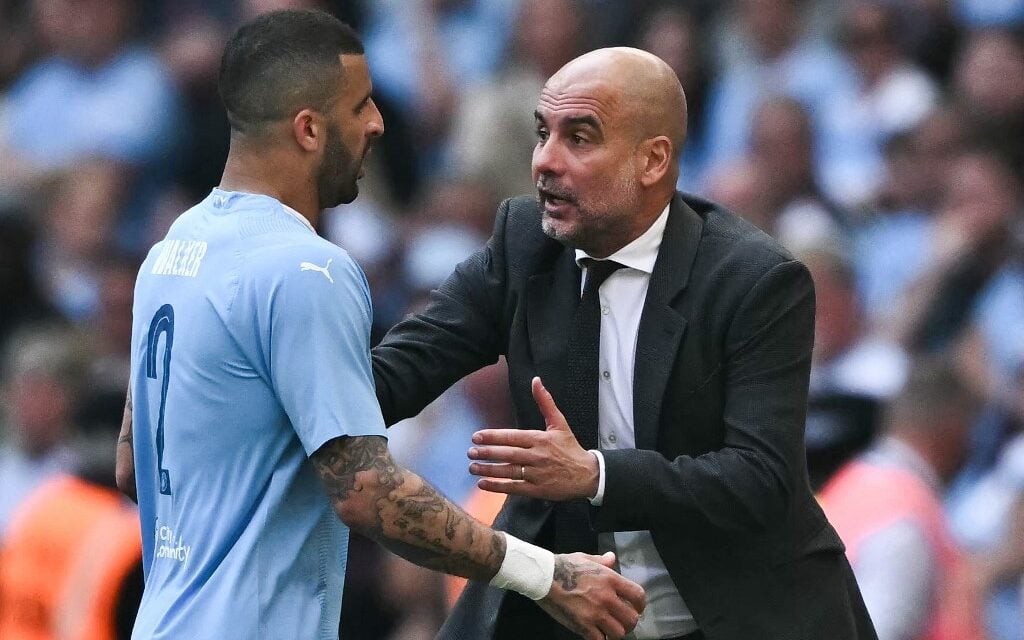 O técnico Pep Guardiola orienta o ex-capitão do Manchester City, Kyle Walker (Foto: Ben Stansall/AFP)