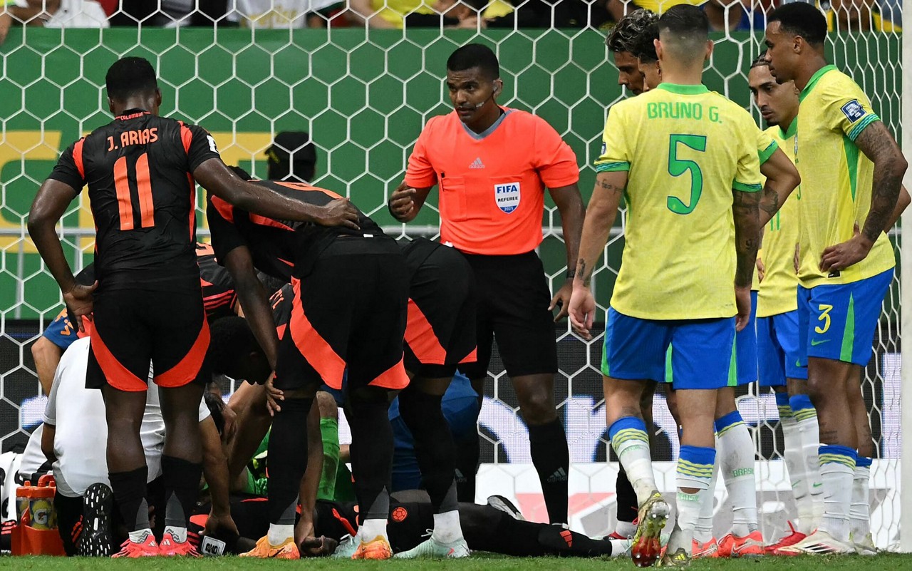 Alisson, goleiro do Brasil, e Davinson Sánchez, zagueiro da Colômbia, são atendidos em protocolo de concussão (Foto: EVARISTO SA / AFP)