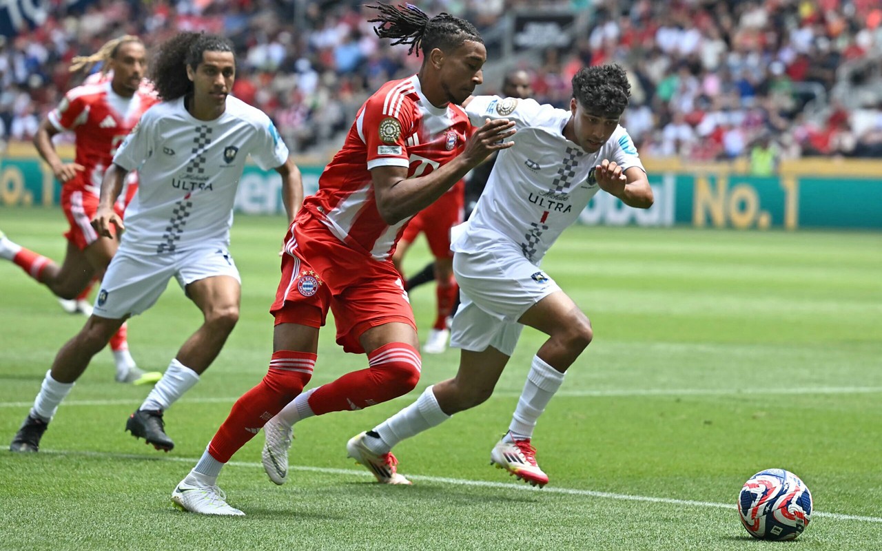 Michael Olise na estreia do Bayern de Munique contra o Auckland City (Foto: Paul Ellis/AFP)