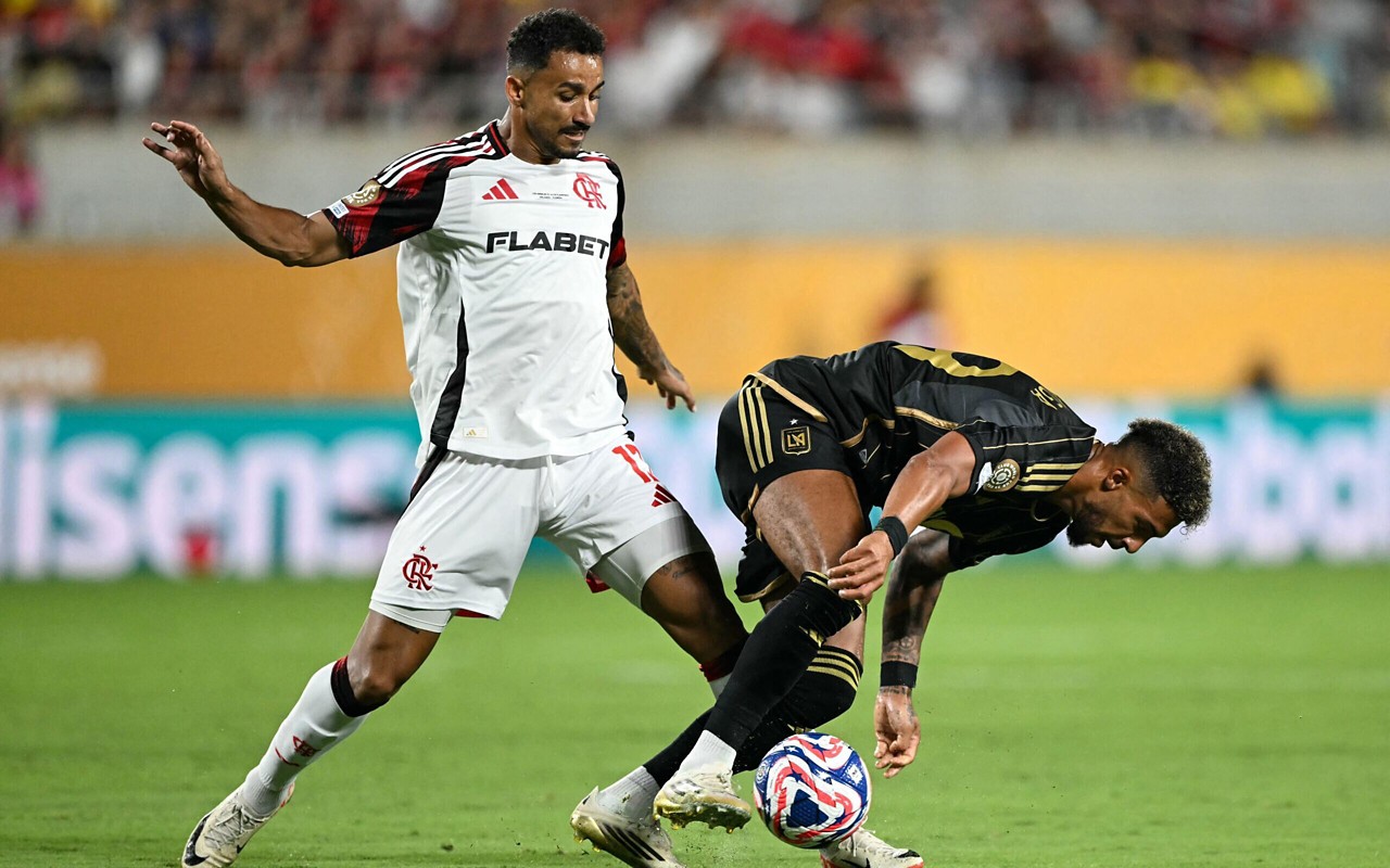 Danilo disputa o lance pelo Flamengo no empate com o Los Angeles FC