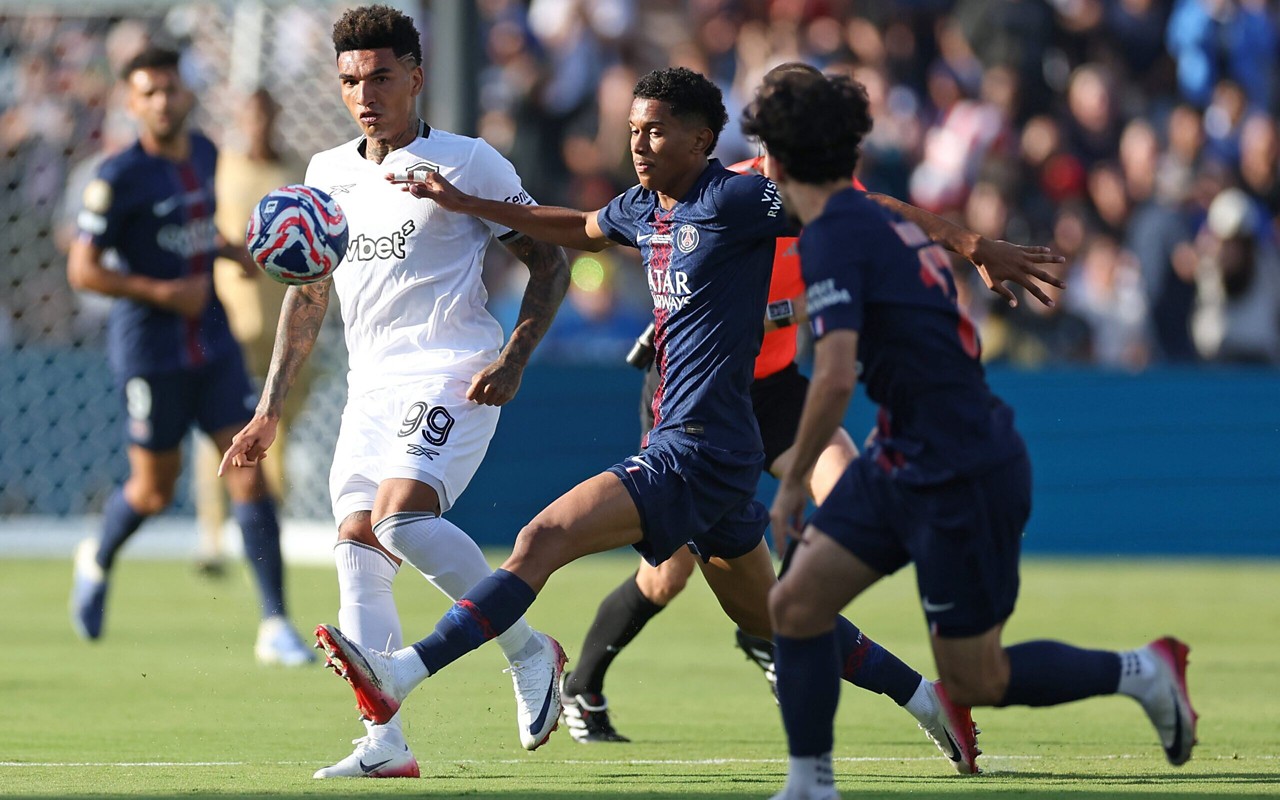 Igor Jesus em jogada durante PSG x Botafogo (Foto: Vítor Silva/Botafogo)