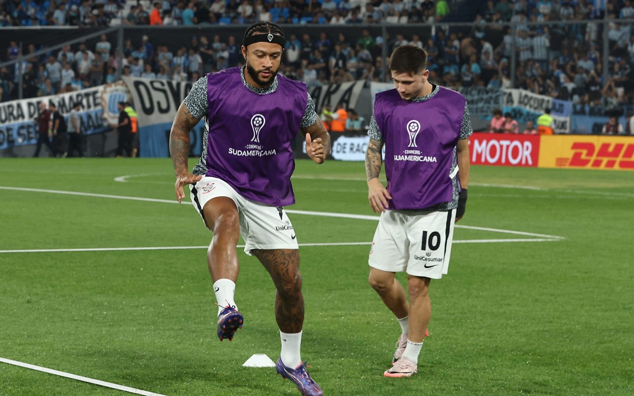 Memphis e Garro em ação pelo Corinthains (Foto: Alejandro PAGNI / AFP)