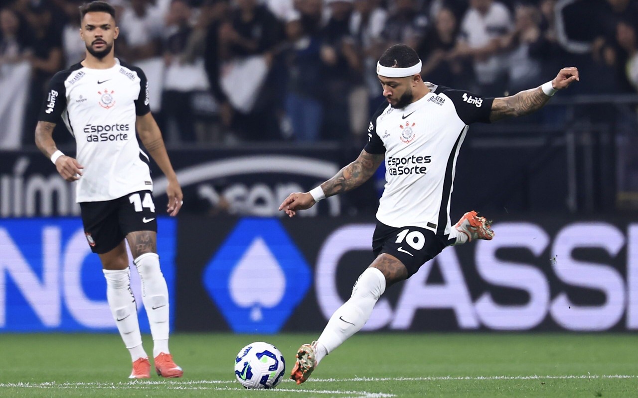Memphis em ação contra o Internacional (Foto: Marcello Zambrana/AGIF)