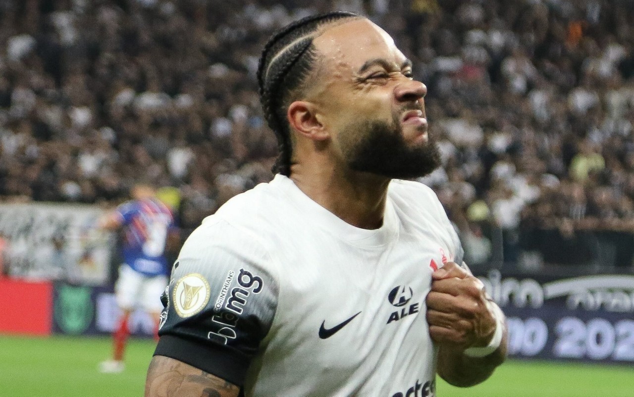 Memphis Depay comemora gol pelo Corinthians (Foto: Joisel Amaral/AGIF)