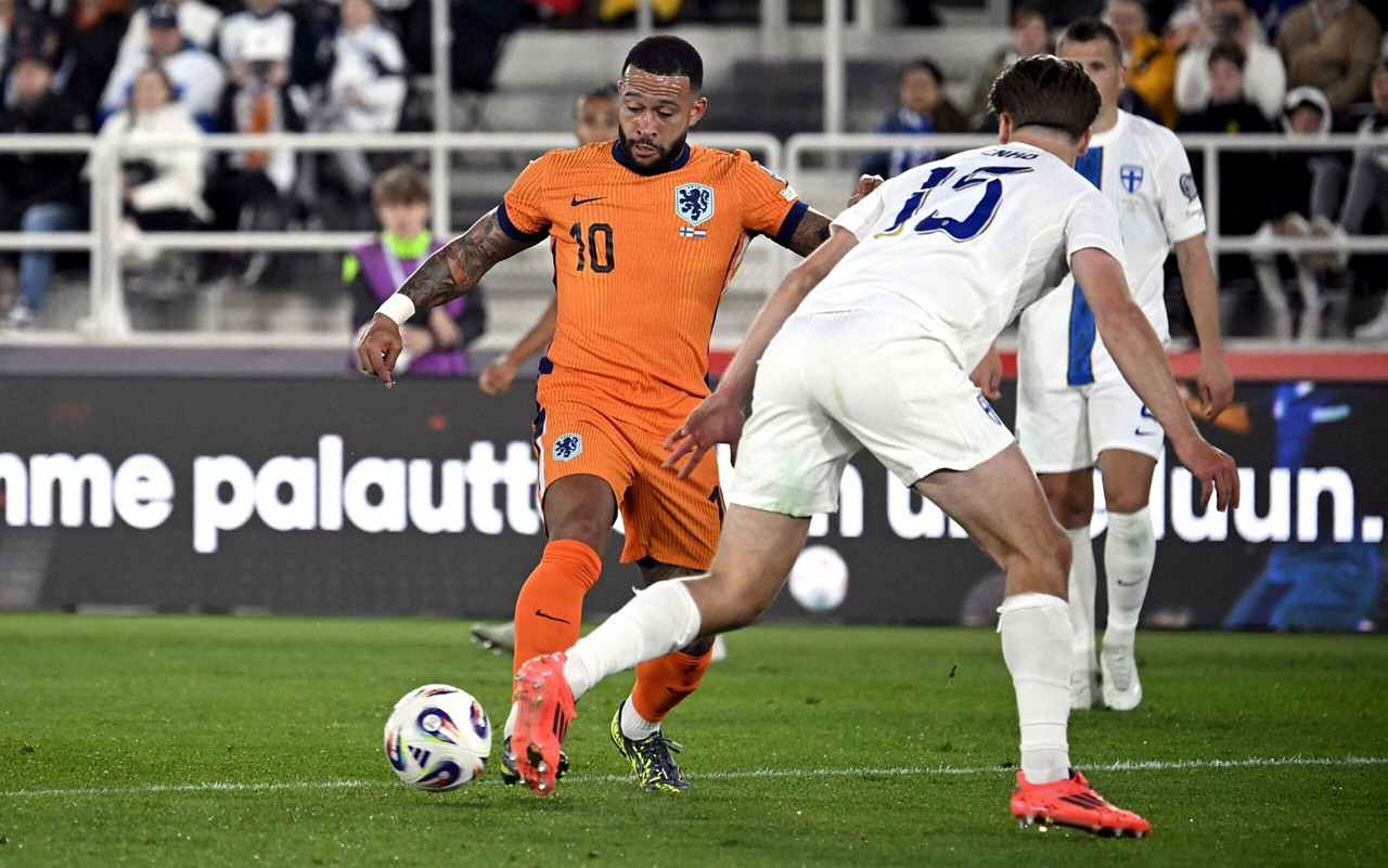 Memphis em ação pela Holanda contra a Finlândia, pelas Eliminatórias para a Copa do Mundo (Foto: Markku Ulander/AFP)
