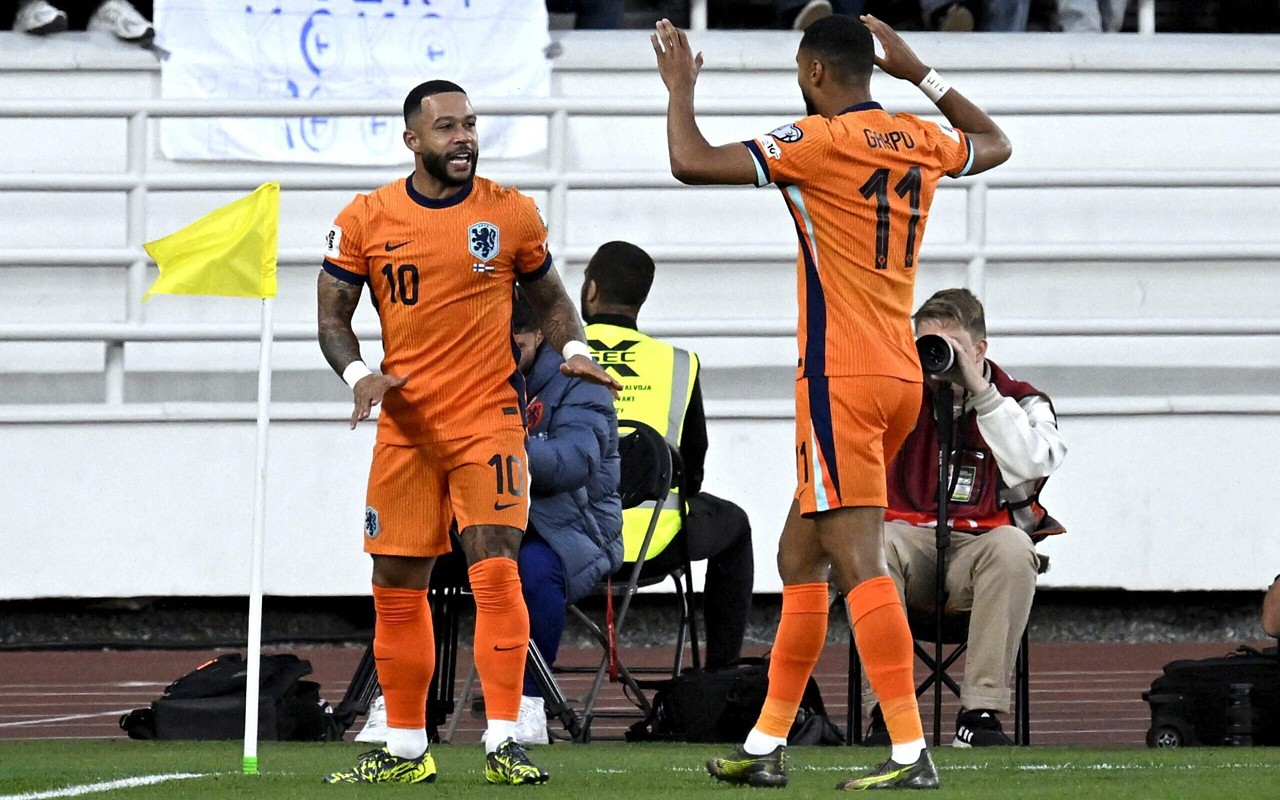 Memphis Depay comemora gol marcado em Finlândia x Holanda (Foto: Markku Ulander/AFP)