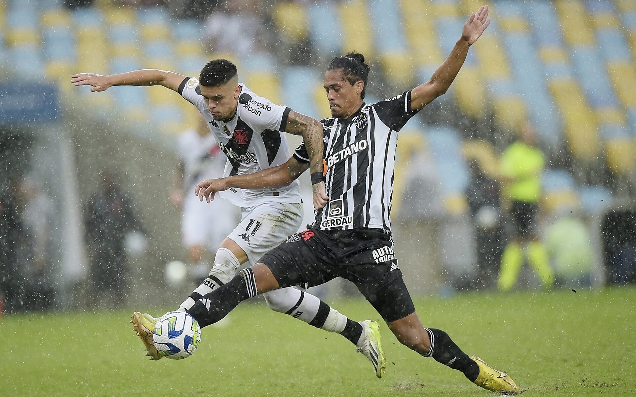 Mauricio Lemos chega para assumir a titularidade na zaga do Vasco (Foto: Alexandre Loureiro/AGIF)